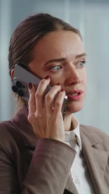 Dikey çekim başarılı iş kadını cep telefonuyla iş ortağıyla konuşuyor, başlangıç projesini tartışıyor. Profesyonel kadın pazarlama müdürü modern ve donanımlı E-ticaret ofisinde çalışır.