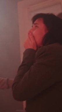 Panik ve korku içinde, ofisin etrafında koşuşturan, boğulan ve öksüren farklı insanların dikey görüntüsü. Evraklar ve ekipmanlar odaya dağıldı. Füze ya da terörist saldırısı. Doğal afet.