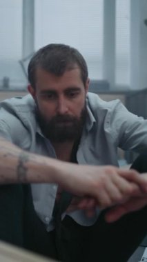 Hüsrana uğramış ofis çalışanı mahvolmuş ofis odasında yerde oturuyor. Başarısız iş anlaşmasıyla ya da kötü haber almasıyla oluşan öfke üstüne depresif iş adamı. Finansal çöküş. Dikey çekim