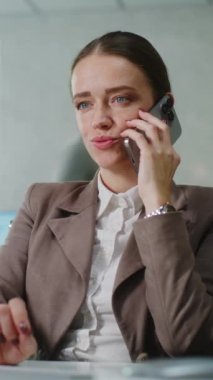 Beyaz iş kadını iş ortağıyla konuşuyor ya da cep telefonuyla müşteriye danışıyor, bilgisayar kullanarak verileri izliyor, kahve içiyor. Kadın pazarlama uzmanı parlak modern ofiste çalışıyor. E-ticaret