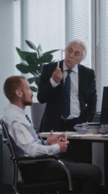 Analitik bölüm başkanı ile mali strateji müdürü arasında dikey çekim. Kişisel bilgisayar ekranı sermaye ve hisse senedi piyasası gösteriyor. Uluslararası borsa şirketi.