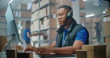 Afro-Amerikan lojistik koordinatörü, telefonda müşteriyle kulaklık sohbeti yapıyor, bilgisayar kullanıyor, postanede ya da e-ticaret deposunda çalışıyor. Karton kutular taşıyan tasnif merkezi çalışanları.
