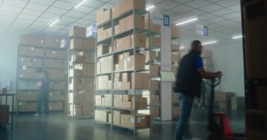 Muhtelif tasnif merkezi çalışanlarının karton kutular taşıması müşterilere kargo gönderilmesi için paketler hazırlaması. E-ticaret emirleri ve malların bulunduğu depo posta servisi veya çevrimiçi mağaza.