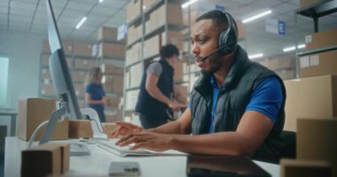 Afro-Amerikan lojistik koordinatörü, telefonda müşteriyle kulaklık sohbeti yapıyor, bilgisayar kullanıyor, postanede ya da e-ticaret deposunda çalışıyor. Karton kutular taşıyan tasnif merkezi çalışanları.