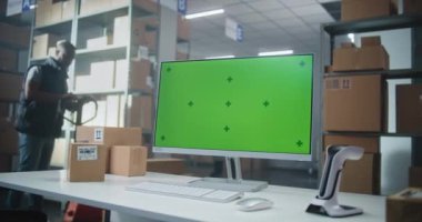 Posta Teslimat Servisi: Yeşil Ekran Krom Anahtarlı Bilgisayar Ekranı. Depo Perakende Tesisleri 'ndeki raflara Pallet Kamyonu' ndan Online Siparişlerle Paketleri İndirme Merkezi çalışanı. El bilgisayarı.