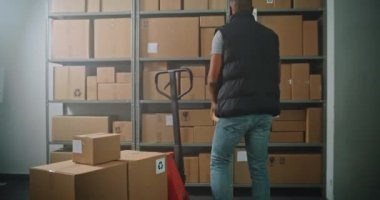 Afro-Amerikan Ayıklama Merkezi İşçi Kamyonu Online Sipariş Kutuları ile Yüklüyor. Kadın Yönetici Kulaklık Takıyor, Tablet Bilgisayar Kullanıyor. E-Ticaret Mağazasının Depo Tesisi. Doli Vuruşu