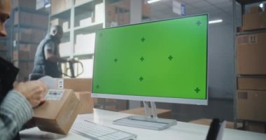 Depo Perakende Merkezi: Tarayıcı ile Karton Kutuda Kadın Envanter Yöneticisi Tarama Kodu, Bilgisayarda Çevrimiçi Siparişler ile Teslimatı Kontrol Edin. Yeşil Ekran Krom Anahtarlı Bilgisayar Ekranı. Dolly Yakın Çekim.