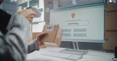 Kadın Posta Deposu Ortaklık Kodu 'nu Barkod Tarayıcı ile birlikte karton kutuda kapat, Paket Bilgileri Kontrol ediliyor. Bilgisayar Ekranı İzleme Uygulamasını İzleme Paket Yönlendirmesine Gösterebilir.