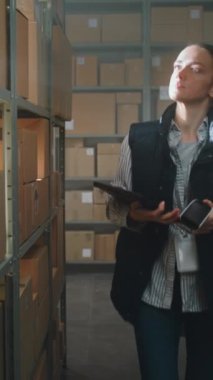 Kadın Depo Ortaklığı Karton Kutuları E-Ticari Ürünlerle Tarayıcı, Bilgi Kontrol Tablet Bilgisayarı, Nakliye İçin Paket Aldı. Teslimat Hizmet Sıralama Merkezi. Dikey Çekim.