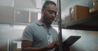 Afro-Amerikan Sınıflandırma Merkezi Personel Konuşmaları, Bilgi Denetleme Tablet Bilgisayar, Karton Kutu Tarama Müşteri Paketi Aldı. Teslimat Deposu. Kapat..