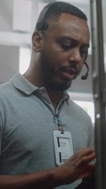 Afro-Amerikan Sınıflandırma Merkezi Personel Konuşmaları, Bilgi Kontrolleri Tablet Bilgisayar, Karton Kutular, Müşteriye Paket Taşımak. Teslimat Deposu. Dikey Çekim
