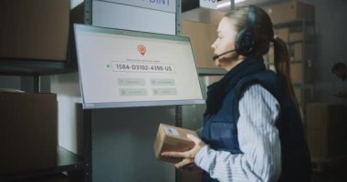 Kulaklıkta Kadın Lojistik Yöneticisi Konuşmaları, Posta Terminalinde Karton Kutuyu Dijital Ekran ile Tarar, İzleme Uygulamasında Paket Teslim Bilgilerini Denetler. E-Ticaret Mallarıyla Depo Perakende Merkezi