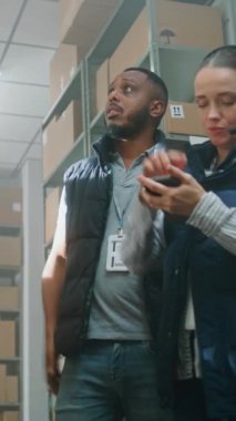 E-Ticaret Mağazasının Depo Tesisindeki Çeşitli Sıralama Merkezi Çalışanları: Kulaklıktaki Kadın Yönetici Akıllı Telefon Kullanıyor, Online Siparişlerle Karton Kutular Taranıyor, Envanter Kontrol Ediyor, Meslektaşla Görüşmeler.