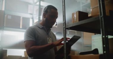 Afro-Amerikan Sınıflandırma Merkezi Personel Konuşmaları, Bilgi Denetleme Tablet Bilgisayar, Karton Kutu Tarama Müşteri Paketi Aldı. Teslimat Deposu. Kapat..