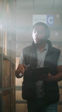 Afro-Amerikan Depo Ortaklığı Kulaklık Karton Paket Tarama Online Mallar, Tablet Bilgisayar Kullanıyor, Paketi Müşteriye Taşıyor. E-Ticaret Mağazası Sıralama Merkezi. Ağır çekim. Dikey Çekim.