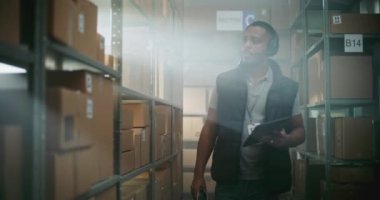 Afro-Amerikan Depo Ortaklığı Kulaklık Karton Kutular, Tablet Bilgisayar 'daki bilgileri kontrol ediyor, Paketi Müşteri' ye götürüyor. E-Ticaret Mağazası Sıralama Merkezi. Yavaş Hareket.