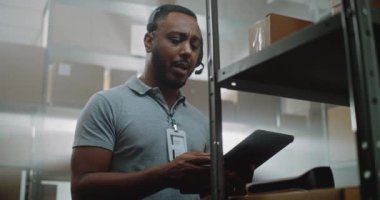 Afro-Amerikan Depo Ortaklığı Konuşmaları, Karton Kutular, Tablet Bilgisayar kullanarak Bilgi Kontrol ve Müşteriye Paket Taşıma. Teslimat Hizmet Sıralama Merkezi. Kapat..