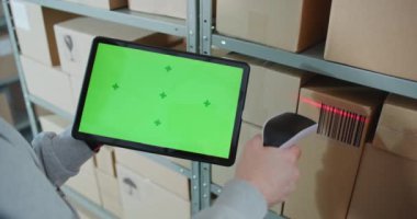Tarayıcı, Kontrol Paketi, E-Ticaret Çevrimiçi Siparişlerle Paket Teslimat Bilgileri ile Karton Kutuda Envanter Yöneticisi Taraması Kodu. Yeşil Ekran Krom Anahtarlı Tablet Bilgisayar Ekranı. Kapat.