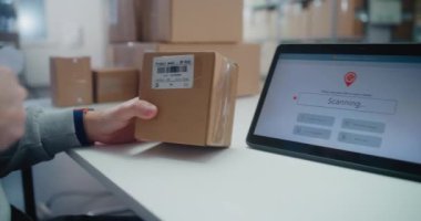 Envanter Yöneticisi Karton Kutudaki Kodu Barkod Tarayıcı ile tarar, Paket Bilgilerini Kontrol eder. Tablet Bilgisayar Ekranı Çevrimiçi Siparişlerle Paket İzleme Sistemi 'ni gösterir. Kapat.