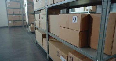 Posta Sıralama Merkezi, Online Mağaza Perakende Deposu Raflarda E-Ticari Mallar Karton Kutular ve Paketler. Depo, Lojistik ve Dağıtım Teslimat Servisi. Sabit Çekim.