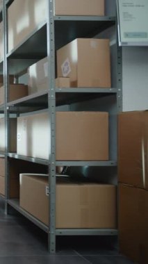 Tasnif Tesisi, E-Ticaret Siparişleriyle Çevrimiçi Depo, Karton Kutularda Mallar, Raflarda Paketler. Depo Teslimat Merkezi. Lojistik ve Dağıtım. Dikey Çekim