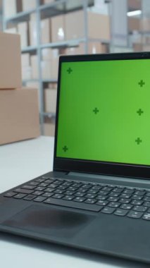 Posta Sıralama Merkezi: Laptop Ekranı Yeşil Ekran Krom Anahtarı gösterir. Depo Perakende Tesisindeki Karton kutularda Online Siparişler Paketleri. İzleme Teslimat Sistemi. Dikey Çekim.