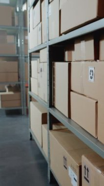 Posta Sıralama Merkezi, Online Mağaza Perakende Deposu Raflarda E-Ticari Mallar Karton Kutular ve Paketler. Depo, Dağıtım Teslimat Servisi. Statik çekim. Dikey Çekim