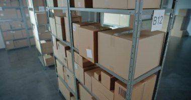 Tasnif Tesisi, E-Ticaret Siparişleriyle Çevrimiçi Dükkan Deposu, Raflardaki Karton Kutular ve Paketler. Depo Teslimat Merkezi. Lojistik ve Dağıtım. Yüksek Açı