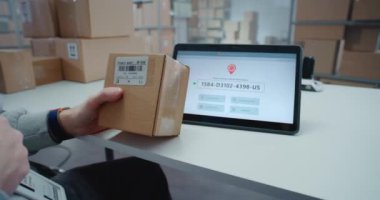 Posta Servisi çalışanı, Barkod Tarayıcı ile karton kutudaki kod, Paket Bilgilerini kontrol eder. Tablet Bilgisayar Ekranı İzleme Uygulamasını İzleme Paketi Yönlendirmesini İstemciye Götür. Kapat..