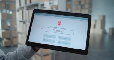 Posta Deposu İşçisi Paket Bilgilerini Gözetliyor. Tablet Bilgisayar Ekranı Gönderme Uygulama Arayüzü Paket Tarama Kodu 'nu Çevrimiçi Müşteriye Yönlendirmeyi Kontrol Etme Emri ile gösterir. Kapat..
