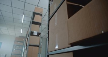 Tasnif Tesisi, E-Ticaret Siparişleriyle Çevrimiçi Dükkan Deposu, Raflardaki Karton Kutular ve Paketler. Depo Teslimat Merkezi. Lojistik ve Dağıtım. Kapat..