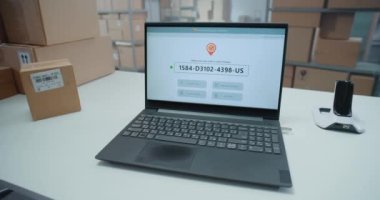 Envanter Yöneticisi Tarayıcı Kodu 'nu Barkod Tarayıcı ile karton kutuda kapat, Paket Bilgileri Kontrol ediliyor. E- ticaret sıralamalarıyla Paketi İzlemek için Laptop Teslimat Uygulamasını Göster
