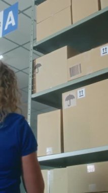 Karton kutuda akıllı telefon kullanarak kadın lojistik uzmanı kodları tarıyor. Afro-Amerikalı bir depo işçisi paketleri palet kamyonuna yüklüyor. Sıralama merkezinde çalışan çeşitli depo çalışanları..