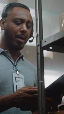 Afro-Amerikan Depo Ortaklığı Konuşmaları, Karton Kutular, Tablet Bilgisayar kullanarak Bilgi Kontrol ve Nakliye İçin Paket Alma. Teslimat Hizmet Sıralama Merkezi. Dikey Çekim.