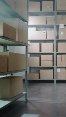 Tasnif Tesisi, E-Ticaret Siparişleriyle Çevrimiçi Depo, Karton Kutularda Mallar, Raflarda Paketler. Depo Teslimat Merkezi. Lojistik ve Dağıtım. Dikey Çekim