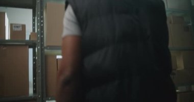 Afro-Amerikan tasnif merkezinin kapanışı Palet Kamyonu Depo Tesisindeki karton kutularla yükleme, Çevrimiçi Siparişlerle paket taşıma, Müşterilere Nakliye Malzemeleri. El bilgisayarı.