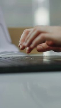 Lojistik ya da postane çalışanlarının internet siparişlerini bilgisayarda işleyip E-ticaret mağazasının depo perakende satış merkezinde çalışan müşteri destek uzmanlarını kapatın. Ağır çekim. Dikey çekim.