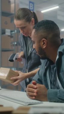 Afro-Amerikan lojistik koordinatörü postanedeki bilgisayarda çalışır. Kadın depo çalışanı tarayıcı kullanarak parseldeki kodları tarıyor. Teslimat servisi, E-ticaret mağazası tasnif merkezi. Dikey çekim