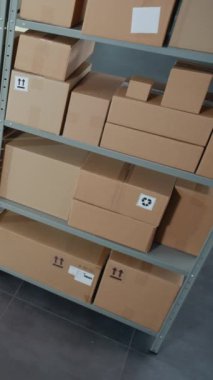 Tasnif Tesisi, Online Mağaza Deposu E-Ticaret Siparişleri, Raflardaki Karton Kutularda Mallar. Depo Teslimat Servisi. Lojistik ve Dağıtım. Yüksek Açı. Dikey Çekim.