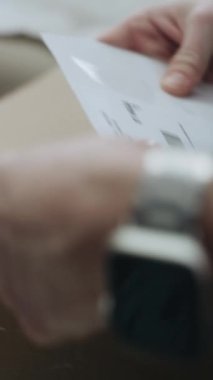 Sevkiyatın Kapanışı ve Alımı Tezgâhtarı Karton Paketin üzerine Parça Numarası, E-Ticaret Düzeni, Tarama Kodu, Teslimata Hazırlık. Posta Servisi Deposu. Dikey Çekim.