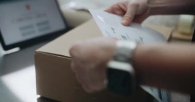 Kadın Nakliyat ve Alıcı Kâtip Etiketini E-Ticaret Düzeni, Tarama Kodu, Teslimat için Hazırlık Karton Paketi 'ne Parça Numarası ile Kapatın. Posta Servisi Depo Tesisi.