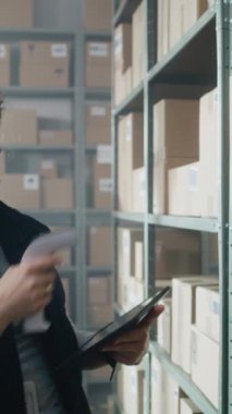 Kadın Depo Ortaklığı Karton Kutuları E-Ticaret Online Gıda ile Tarayıcı, Envanter kontrolü, Tablet Bilgisayar kullanarak Paket Bilgileri. Sıralama Merkezi. Dikey Çekim.