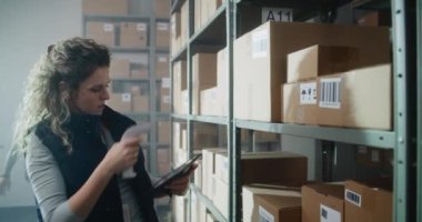 Kadın Depo Ortaklığı Karton Kutuları E-Ticaret Online Gıda ile Tarayıcı, Envanter kontrolü, Tablet Bilgisayar kullanarak Paket Bilgileri. Teslimat Teslimat Merkezi.