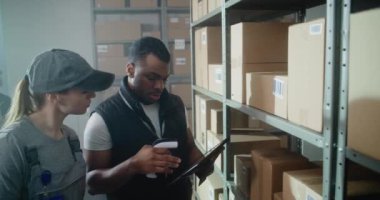 Çeşitli Depo çalışanlarının karton kutuları tarayıcıda E-Ticaret ürünleriyle tarayıcıda taraması, Tablet Bilgisayar kullanarak paket bilgilerinin nakliyesini kontrol etmesi. Teslimat Teslimat Merkezi.