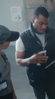 Çeşitli Envanter Uzmanları E-Ticaret Çevrimiçi Siparişleri ile Parselleri Tara, Depo Perakende Teslimat Tesisleri 'ndeki Tablet Bilgisayarında Teslimat Bilgilerini Kontrol Et. Lojistik Merkezi, Posta Servisi. Dikey Çekim.