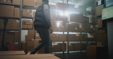 Erkek Afro-Amerikan Depo Ortaklığı Palet Yükü Tasnif Merkezi 'nde karton kutularla, E-Ticaret Çevrimiçi Siparişleri ile Ulaşım Paketleri Müşterilere Teslimat Malzemeleri. Tam Vuruş.