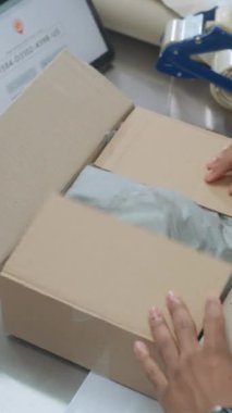 Afrika kökenli Amerikan Nakliye ve Karton Paketleme Karton Paketi, E-Ticaret Siparişi, Etiket, Tarayıcı Kodu, Teslimat için Hazırlık. Posta Servisi. Dikey Çekim.