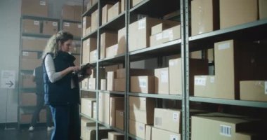 Kadın Depo Ortaklığı Karton Kutuları E-Ticaret Online Gıda ile Tarayıcı, Envanter kontrolü, Tablet Bilgisayar kullanarak Paketler Bilgileri. Teslimat Teslimat Merkezi.