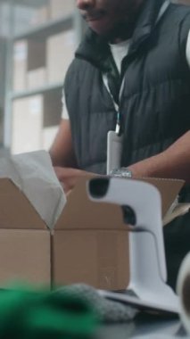 Afro-Amerikan Posta İşçisinin Kapanışı, Nakliye Katibi E-Ticaret Siparişi Karton Paketi, Tarayıcı Kodu, Teslimat İçin Hazırlama Paketi. Posta Servisi Deposu. Dikey Çekim.