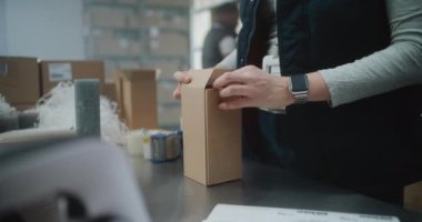 Kadın Posta İşçisinin Kapanışı, Nakliye Katibi E-Ticaret Emri Karton Paketi, Tarayıcı Kodu, Teslimat İçin Hazırlama Paketi. Depo Tesisi, Posta Hizmeti Sıralama Merkezi.